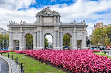 Madrid, İspanya - 10 Ekim 2024: Madrid 'deki Puerta de Alcala anıtı bir zamanlar Madrid, İspanya' daki fırtınalı havadan restore edildi