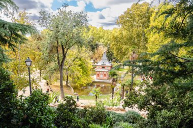 Madrid, İspanya - 10 Ekim 2024: Madrid, İspanya 'daki Retiro Park' tan görülen balıkçı kulübesi