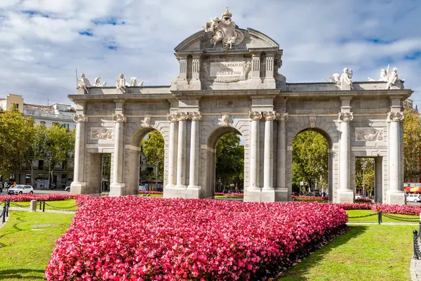 Madrid, İspanya - 10 Ekim 2024: Madrid 'deki Puerta de Alcala anıtı bir zamanlar Madrid, İspanya' daki fırtınalı havadan restore edildi