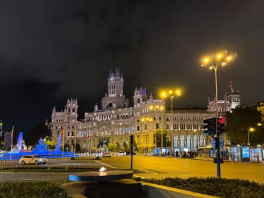 Madrid 'deki Plaza de Cibeles, İspanya' nın başkentinde bir turizm merkezi.