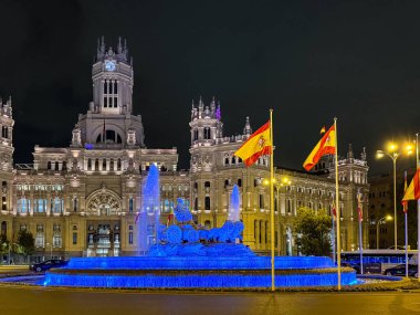Madrid 'deki Plaza de Cibeles, İspanya' nın başkentinde bir turizm merkezi.