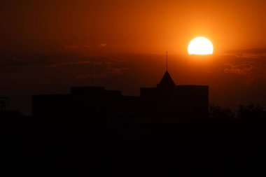 Madrid 'in Carabanchel bölgesinde günbatımı