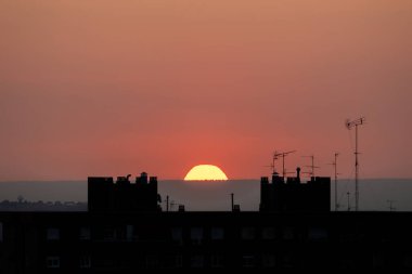 Madrid 'de gün batımında dramatik bir gökyüzü