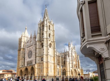 Leon, İspanya - 02 Kasım 2024: İspanya 'nın Leon kentindeki Gotik katedralin dış cephesi