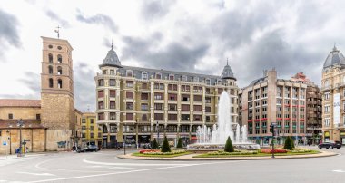 Leon, İspanya - 02 Kasım 2024: İspanya 'nın Leon kentindeki Plaza de Santo Domingo binalarının dış cephesi