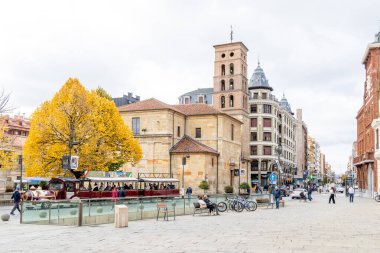 Leon, İspanya - 02 Kasım 2024: İspanya 'nın Leon kentindeki Plaza de Saint Marcellus' taki binaların dış cephesi