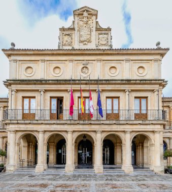Leon, İspanya - 02 Kasım 2024: İspanya 'nın Leon kentindeki Plaza de Saint Marcellus' taki binaların dış cephesi