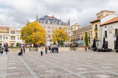Leon, İspanya - 02 Kasım 2024: İspanya 'nın Leon kentindeki Plaza de Saint Marcellus' taki binaların dış cephesi