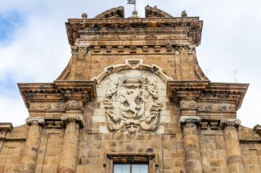 Leon, İspanya - 02 Kasım 2024: İspanya 'nın Leon kentindeki Plaza de la Regla şehrinin çevresindeki sokaklar ve tarihi binalar