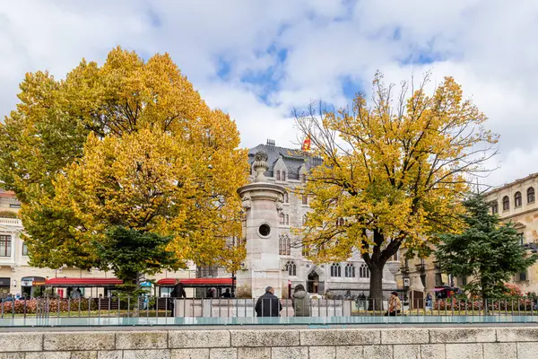 Leon, İspanya - 02 Kasım 2024: İspanya 'nın Leon kentindeki Plaza de Saint Marcellus' taki binaların dış cephesi