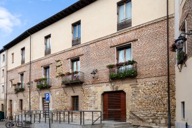 Leon, İspanya - 02 Kasım 2024: Dış görünüş ve İspanya 'nın Leon kentindeki tarihi binaların detayları