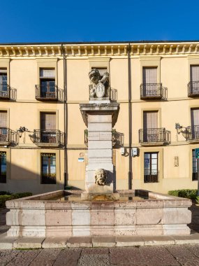 Leon, İspanya - 02 Kasım 2024: Dış görünüş ve İspanya 'nın Leon kentindeki tarihi binaların detayları