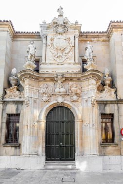 Leon, İspanya - 02 Kasım 2024: Dış görünüş ve İspanya 'nın Leon kentindeki tarihi binaların detayları