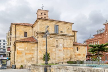 Leon, İspanya - 02 Kasım 2024: Dış görünüş ve İspanya 'nın Leon kentindeki tarihi binaların detayları