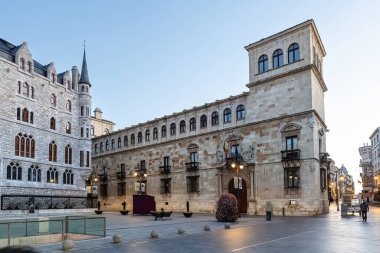 Leon, İspanya - 02 Kasım 2024: Guzman Sarayı adı verilen ortaçağ binasının cephesi, şimdi İspanya 'nın Leon kentindeki ana konseyin karargahına dönüştürüldü.