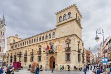 Leon, İspanya - 02 Kasım 2024: Guzman Sarayı adı verilen ortaçağ binasının cephesi, şimdi İspanya 'nın Leon kentindeki ana konseyin karargahına dönüştürüldü.