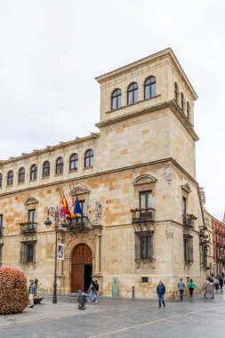 Leon, İspanya - 02 Kasım 2024: Guzman Sarayı adı verilen ortaçağ binasının cephesi, şimdi İspanya 'nın Leon kentindeki ana konseyin karargahına dönüştürüldü.