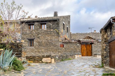 Roblelacasa 'nın taş kalpli antik köyü. Siyah mimari. Guadalajara, İspanya