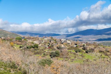 Roblelacasa 'nın taş kalpli antik köyü. Siyah mimari. Guadalajara, İspanya
