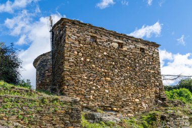 Roblelacasa 'nın taş kalpli antik köyü. Siyah mimari. Guadalajara, İspanya