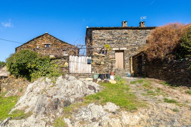 Roblelacasa 'nın taş kalpli antik köyü. Siyah mimari. Guadalajara, İspanya
