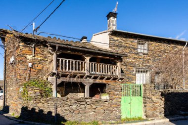 Majaelrayo 'nun taş kalpli antik köyü. Siyah mimari. Guadalajara, İspanya