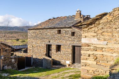 Majaelrayo 'nun taş kalpli antik köyü. Siyah mimari. Guadalajara, İspanya