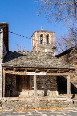 Campillo de Ranas 'ın taş kalpli antik köyü. Siyah mimari. Guadalajara, İspanya