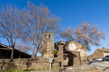 Campillo de Ranas 'ın taş kalpli antik köyü. Siyah mimari. Guadalajara, İspanya