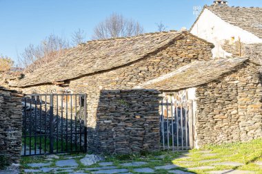 Campillo de Ranas 'ın taş kalpli antik köyü. Siyah mimari. Guadalajara, İspanya