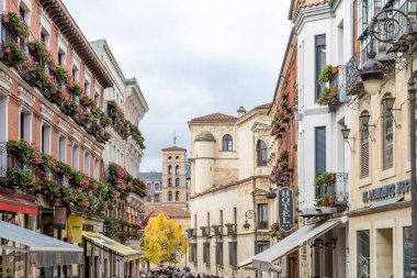 Leon, İspanya - 02 Kasım 2024: İspanya 'nın Leon şehrinde tarihi merkezde Calle Ancha adında bir cadde hizaya gelen binalar