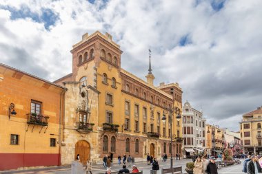 Leon, İspanya - 02 Kasım 2024: İspanya 'nın Leon şehrinde tarihi merkezde Calle Ancha adında bir cadde hizaya gelen binalar