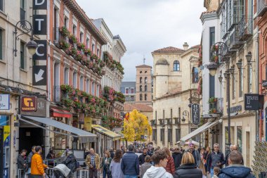 Leon, İspanya - 02 Kasım 2024: İspanya 'nın Leon şehrinde tarihi merkezde Calle Ancha adında bir cadde hizaya gelen binalar