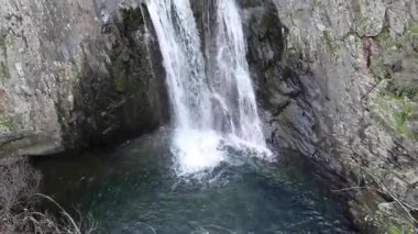 İspanya 'nın Guadalajara kentindeki siyah köylerde Aljibe şelalesi