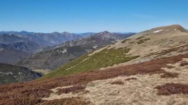 İspanya 'nın Asturias kentindeki Leitariegos limanında buzul kökenli bir göl.