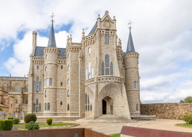 Astorga, İspanya - 3 Kasım 2024: Mimar Antonio Gaydi 'nin İspanya' nın Astorga kentindeki Guadi sarayının detayları
