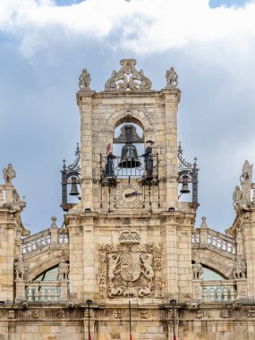 Astorga, İspanya - 3 Kasım 2024: İspanya 'nın Astorga kentindeki belediye binasının önünde yürüyen turistlerle birlikte ana meydanın ayrıntıları