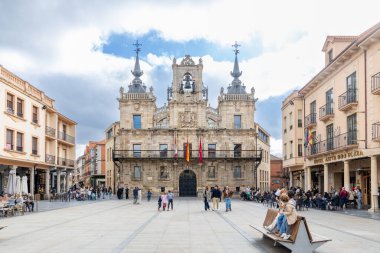 Astorga, İspanya - 3 Kasım 2024: İspanya 'nın Astorga kentindeki belediye binasının önünde yürüyen turistlerle birlikte ana meydanın ayrıntıları