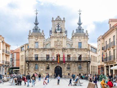Astorga, İspanya - 3 Kasım 2024: İspanya 'nın Astorga kentindeki belediye binasının önünde yürüyen turistlerle birlikte ana meydanın ayrıntıları