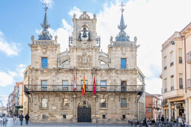 Astorga, İspanya - 3 Kasım 2024: İspanya 'nın Astorga kentindeki belediye binasının önünde yürüyen turistlerle birlikte ana meydanın ayrıntıları