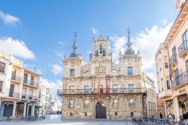 Astorga, İspanya - 3 Kasım 2024: İspanya 'nın Astorga kentindeki belediye binasının önünde yürüyen turistlerle birlikte ana meydanın ayrıntıları