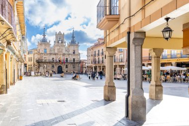 Astorga, İspanya - 3 Kasım 2024: İspanya 'nın Astorga kentindeki belediye binasının önünde yürüyen turistlerle birlikte ana meydanın ayrıntıları
