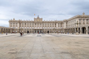 Madrid, İspanya - Ekim 02, 2024: Madrid Kraliyet Sarayı cephesi Madrid, İspanya 'da turistlerle dolanıyor