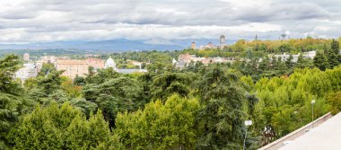 Madrid, İspanya - Ekim 02, 2024: Madrid Kraliyet Sarayı cephesi Madrid, İspanya 'da turistlerle dolanıyor