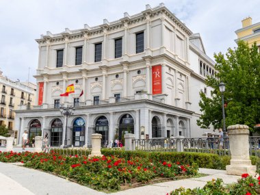 Madrid, İspanya - Ekim 02, 2024: Madrid 'in Oriente Meydanı Cephesi