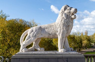 Leon, İspanya - 02 Kasım 2024: İspanya 'nın Leon şehrinde Puente de los Leones adı verilen Bernesga Nehri üzerindeki köprünün dekorasyonu