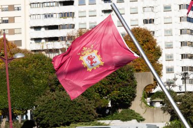 Leon, İspanya - 02 Kasım 2024: İspanya 'nın Leon şehrinde Puente de los Leones adı verilen Bernesga Nehri üzerindeki köprünün dekorasyonu