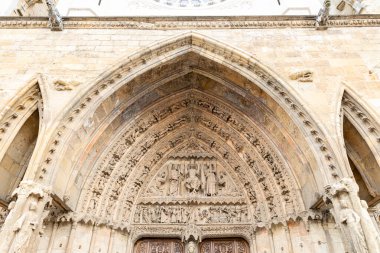 Leon, İspanya - 02 Kasım 2024: İspanya 'nın Leon kentindeki Gotik katedralin dış cephesi