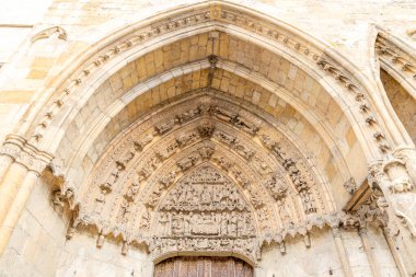 Leon, İspanya - 02 Kasım 2024: İspanya 'nın Leon kentindeki Gotik katedralin dış cephesi