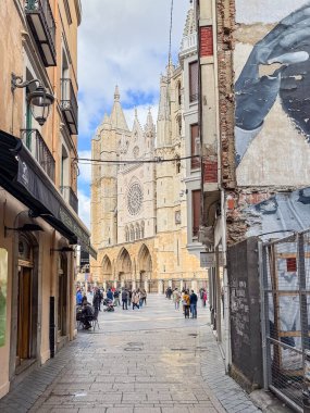 Leon, İspanya - 02 Kasım 2024: İspanya 'nın Leon kentindeki Plaza del Grano adı verilen tarihi merkezin ortaçağ kökenli meydanı